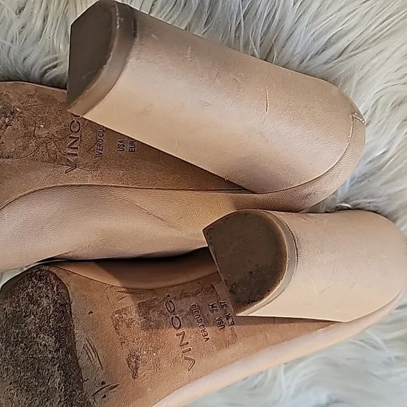 Vince neutral slides in Tan Size 7M