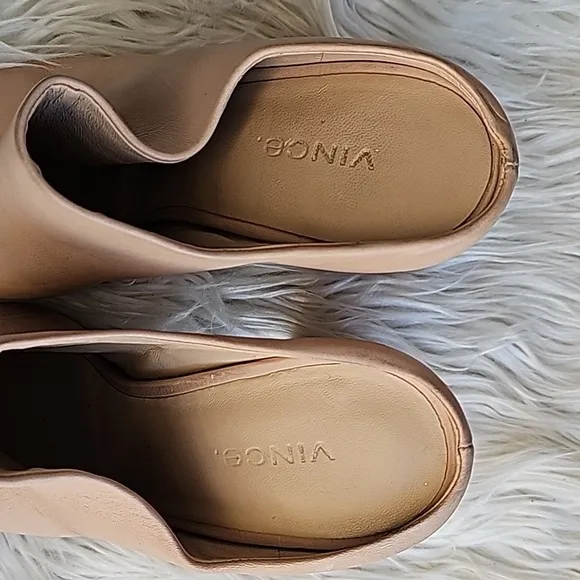 Vince neutral slides in Tan Size 7M