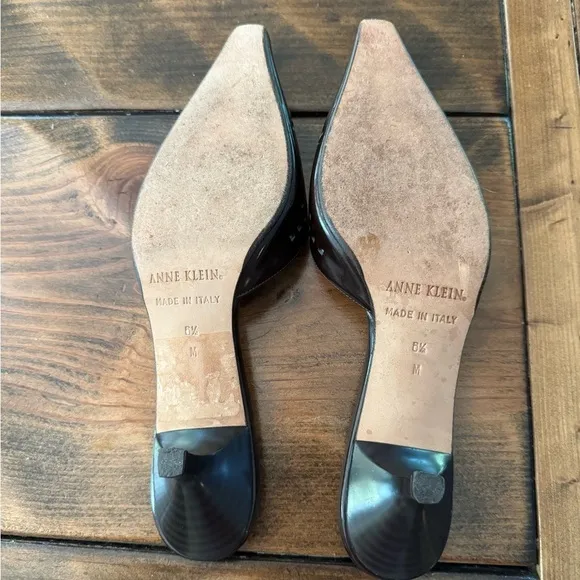 Vintage Anne Klein kitten heel slides (black) with hearts leather Size 6.5