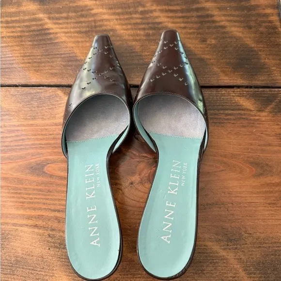 Vintage Anne Klein kitten heel slides (black) with hearts leather Size 6.5