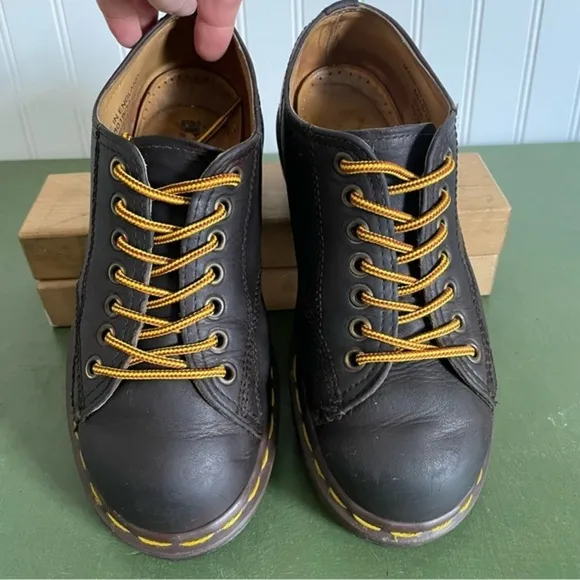 VTG *England* Dr. Martens Low Boots/Oxfords in Dark Brown Leather #8019/34