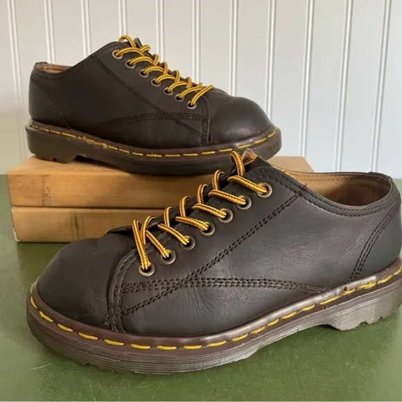 VTG *England* Dr. Martens Low Boots/Oxfords in Dark Brown Leather #8019/34