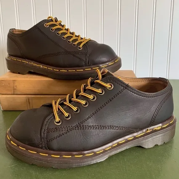 VTG *England* Dr. Martens Low Boots/Oxfords in Dark Brown Leather #8019/34