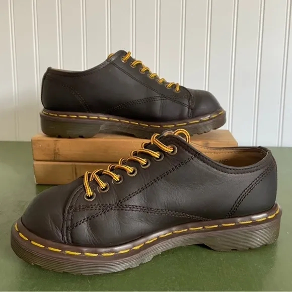 VTG *England* Dr. Martens Low Boots/Oxfords in Dark Brown Leather #8019/34