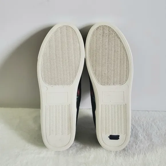 Wanted Black Canvas Floral Flower Embroidered Slip On Shoe Size 9