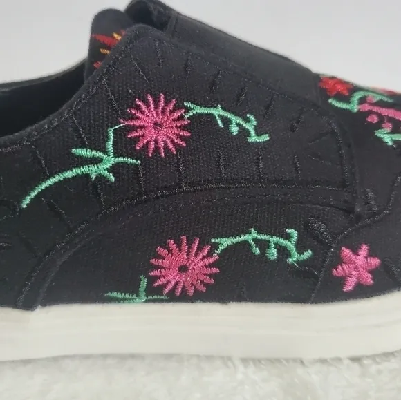 Wanted Black Canvas Floral Flower Embroidered Slip On Shoe Size 9