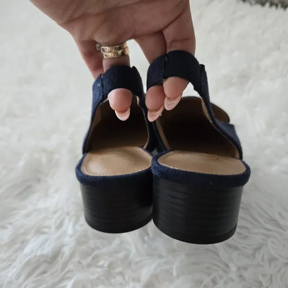 White Mountain Women's Boreal Slingback Heels. Color: Navy Fabric. Size 9.5