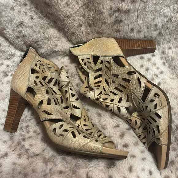Women’s 9 filigree cut out leather open toe zip back sandal wood high heel shoe