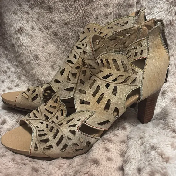 Women’s 9 filigree cut out leather open toe zip back sandal wood high heel shoe