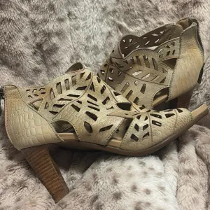 Women’s 9 filigree cut out leather open toe zip back sandal wood high heel shoe