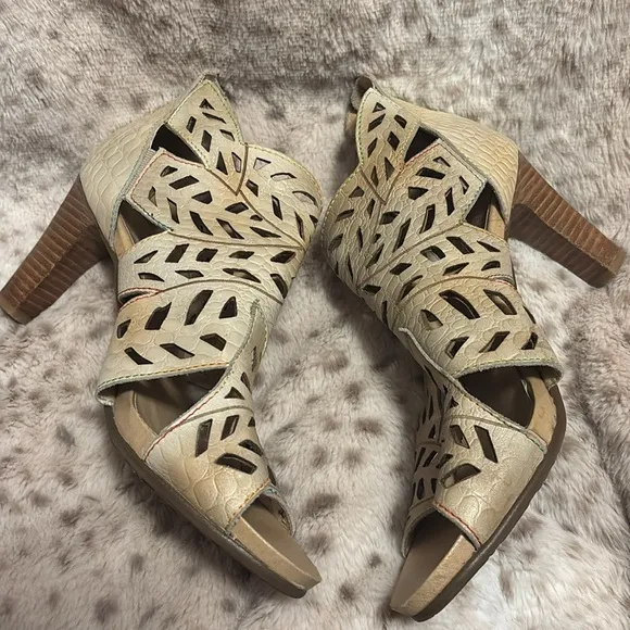 Women’s 9 filigree cut out leather open toe zip back sandal wood high heel shoe