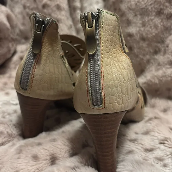 Women’s 9 filigree cut out leather open toe zip back sandal wood high heel shoe