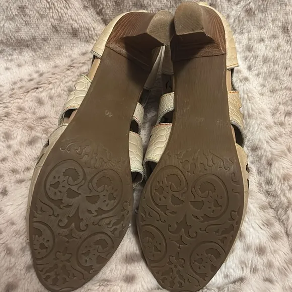 Women’s 9 filigree cut out leather open toe zip back sandal wood high heel shoe