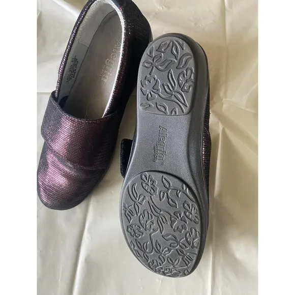 Womens Alegria Burgendy Shiny Clogs- Very‎ Cool- Size 8