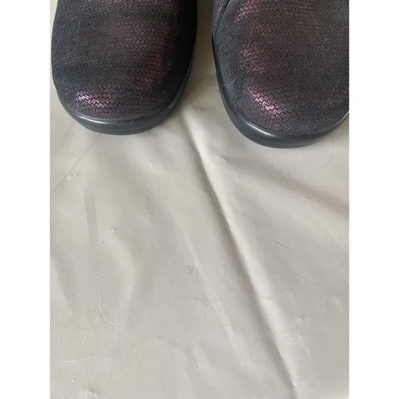 Womens Alegria Burgendy Shiny Clogs- Very‎ Cool- Size 8