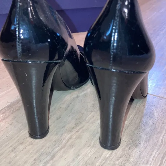 Women’s black heels. Stuart Weitzman.