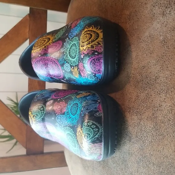 Women's Crocs Neria Pro 2 clogs, black/multi floral, size 6