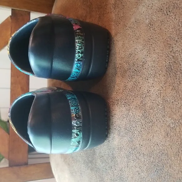 Women's Crocs Neria Pro 2 clogs, black/multi floral, size 6