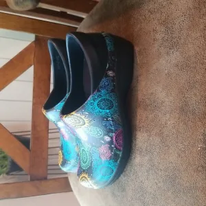 Women's Crocs Neria Pro 2 clogs, black/multi floral, size 6