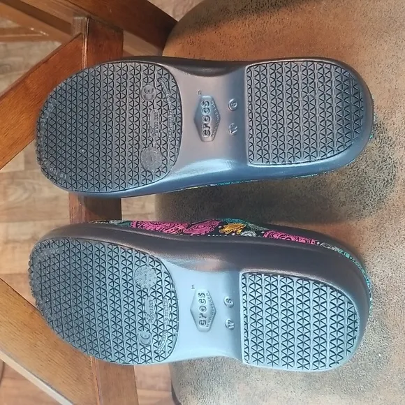 Women's Crocs Neria Pro 2 clogs, black/multi floral, size 6
