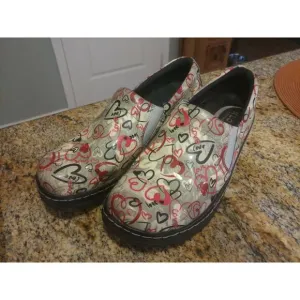 Women's Klogs LOVE Hearts Patent Leather 8M Nurse work CUTE AND COMFY clogs shoe