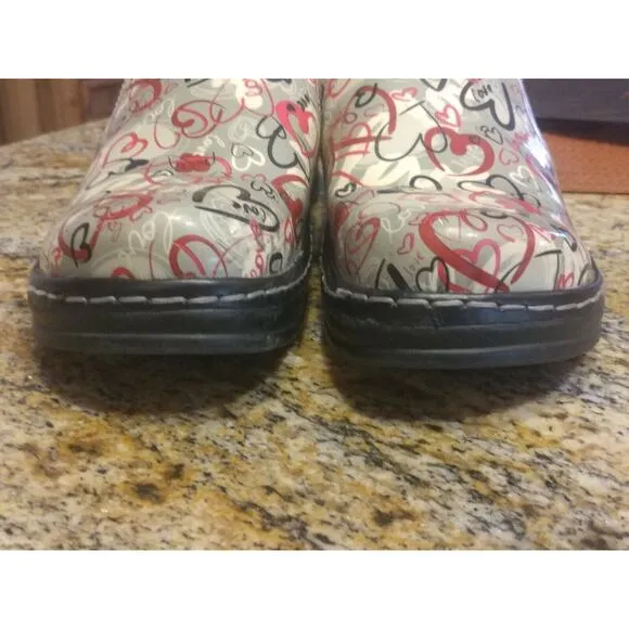 Women's Klogs LOVE Hearts Patent Leather 8M Nurse work CUTE AND COMFY clogs shoe