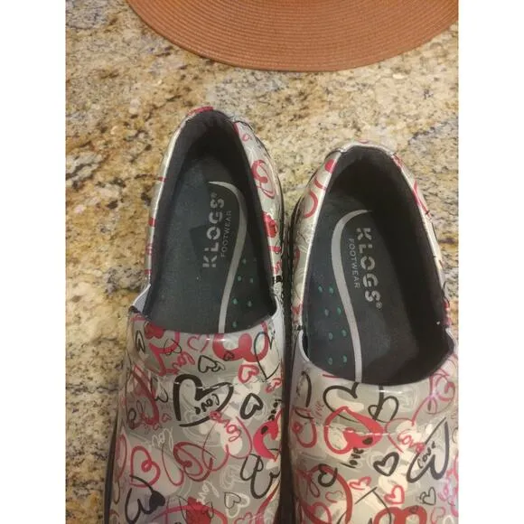 Women's Klogs LOVE Hearts Patent Leather 8M Nurse work CUTE AND COMFY clogs shoe