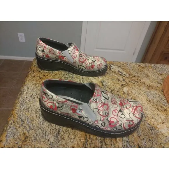 Women's Klogs LOVE Hearts Patent Leather 8M Nurse work CUTE AND COMFY clogs shoe