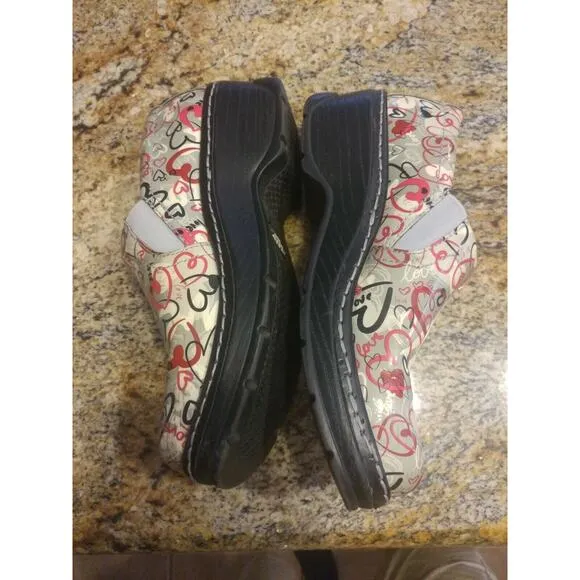 Women's Klogs LOVE Hearts Patent Leather 8M Nurse work CUTE AND COMFY clogs shoe
