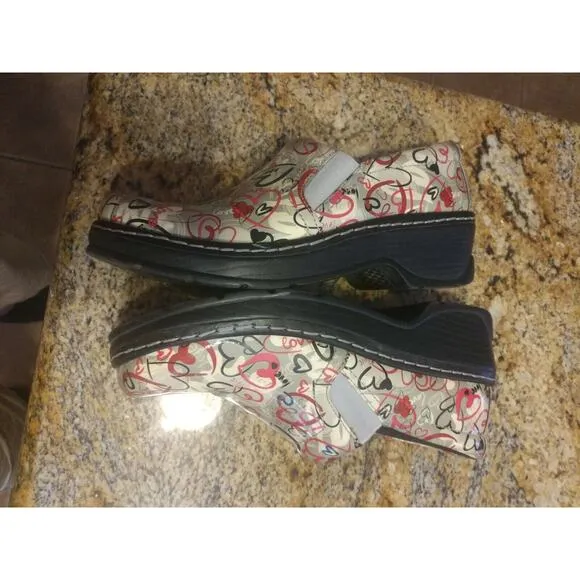 Women's Klogs LOVE Hearts Patent Leather 8M Nurse work CUTE AND COMFY clogs shoe