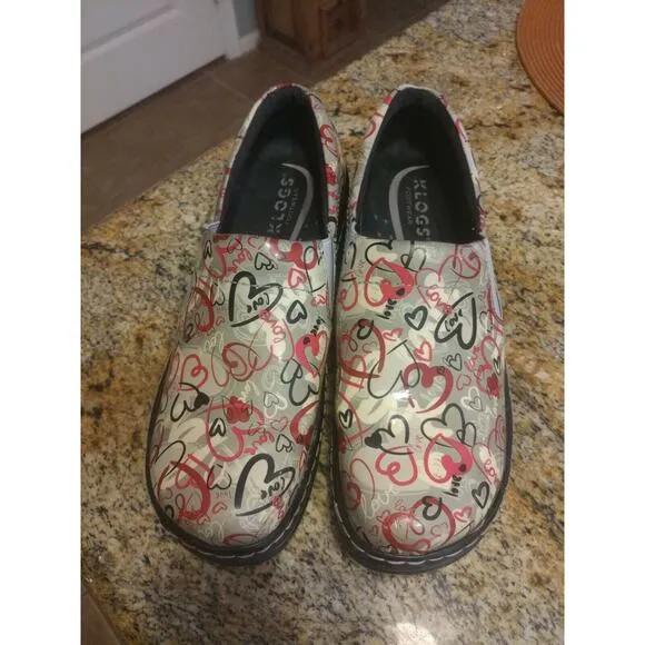 Women's Klogs LOVE Hearts Patent Leather 8M Nurse work CUTE AND COMFY clogs shoe