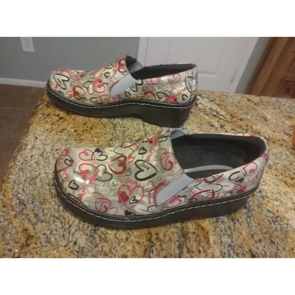 Women's Klogs LOVE Hearts Patent Leather 8M Nurse work CUTE AND COMFY clogs shoe