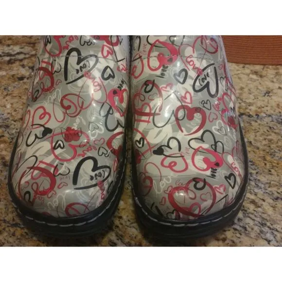 Women's Klogs LOVE Hearts Patent Leather 8M Nurse work CUTE AND COMFY clogs shoe