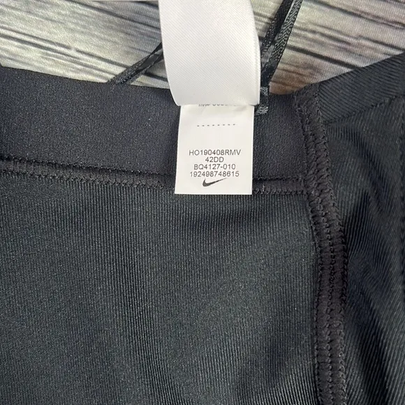 Women’s Nike Plus Size Bold V-Back Sports Bra Black/White Size-42DD (BQ4127-019)