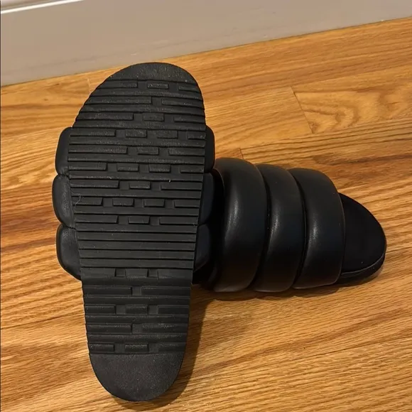 WOMENS size 38 ROAM The Puffy Slides in Black