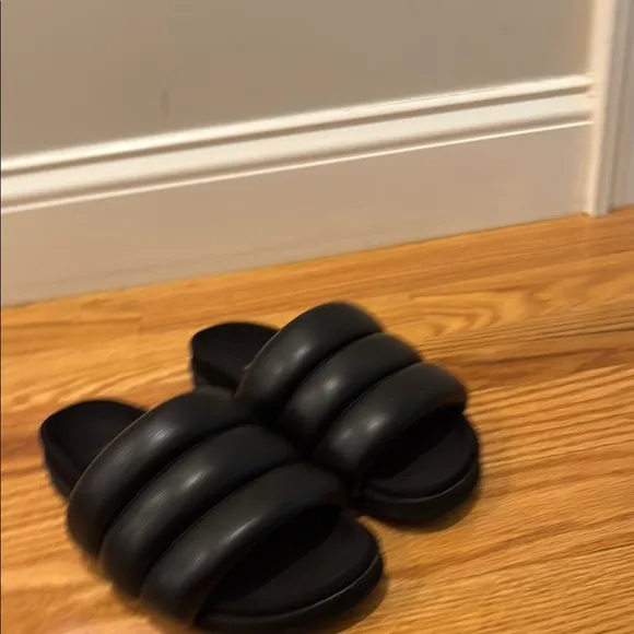 WOMENS size 38 ROAM The Puffy Slides in Black