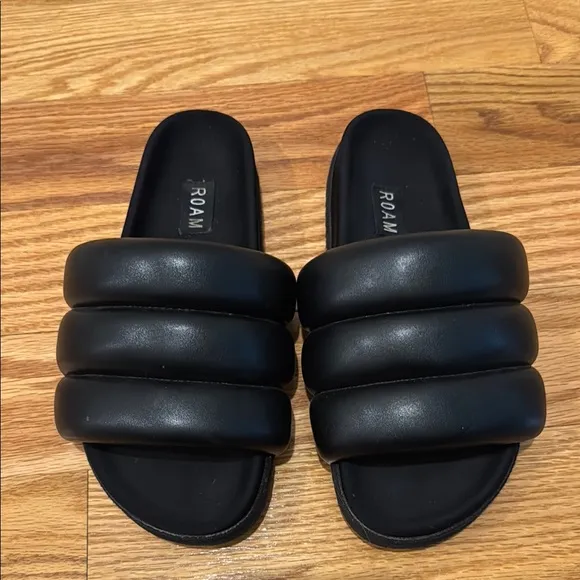 WOMENS size 38 ROAM The Puffy Slides in Black