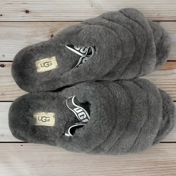 Women’s UGG Fluff Yeah Slides Sandals Slippers Sheepskin Dark Gray, Size 9.