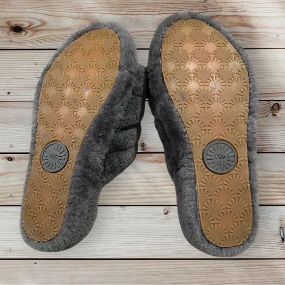 Women’s UGG Fluff Yeah Slides Sandals Slippers Sheepskin Dark Gray, Size 9.