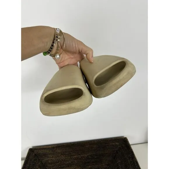 Yeezy Slides Sandals Men's Size 10 Color Bone Ivory