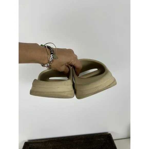 Yeezy Slides Sandals Men's Size 10 Color Bone Ivory